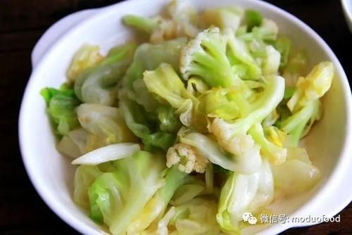 厨房|【魔多厨房】午餐系列:洋葱卤肉+圆白菜炒菜花+三色糙米