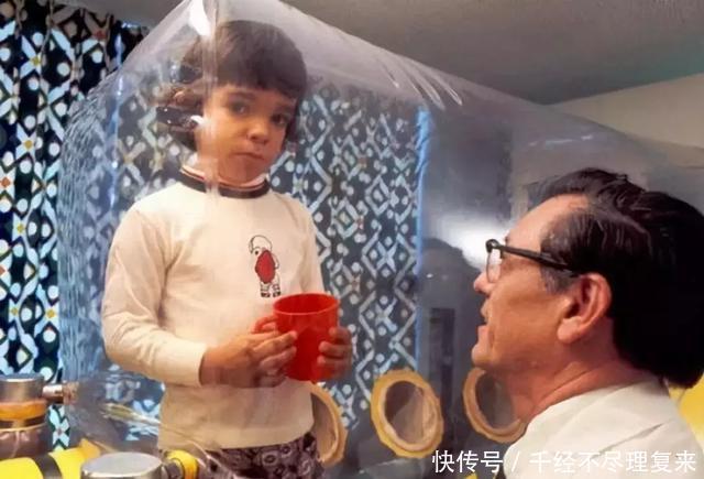  触摸|“泡泡男孩”：12岁才走出隔离罩，在死亡前第一次触摸到了妈妈