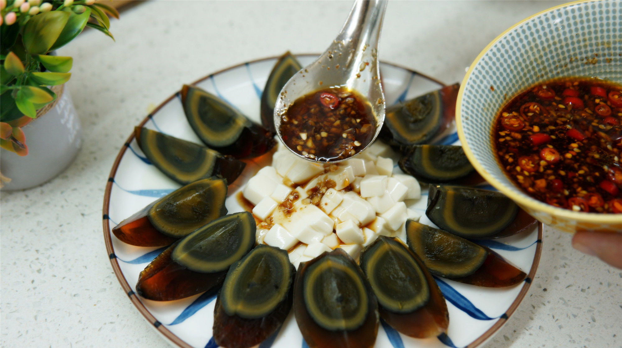 饭店|切松花蛋,直接用刀切就错了,饭店后厨这样做,溏心蛋也能切整齐