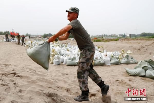 九江|江西九江：解放军官兵为防洪备料