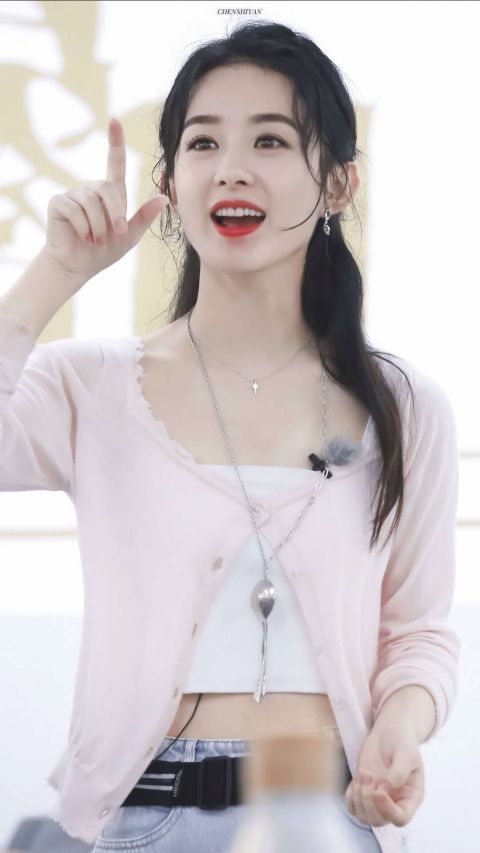  赵丽颖|穿搭无亮点怎么办？学学赵丽颖，一件“勺子项链”，成最靓的妞