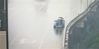  张某|车子高速上抛锚 两男子冒雨推车12分钟