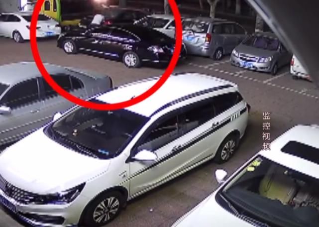  监控|车子好好停车位，第二天却莫名撞树上，看完监控：这是喝了多少？
