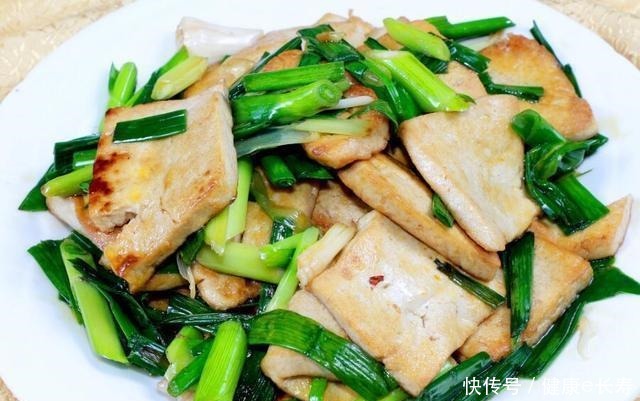 锅里|美食推荐麻辣排骨、茭白炒鸡米、莴笋炒肉片、蒜苗豆腐的做法