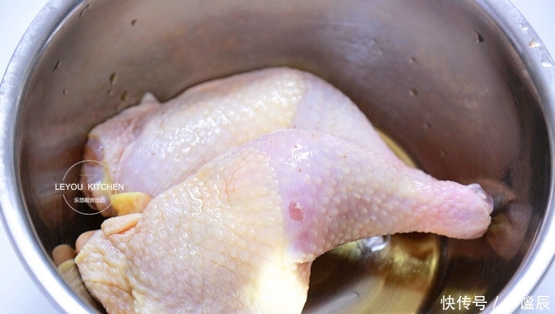鸡肉|蒸出来的美味,又鲜又嫩的鸡腿吃法,一滴油没放,清淡有滋味