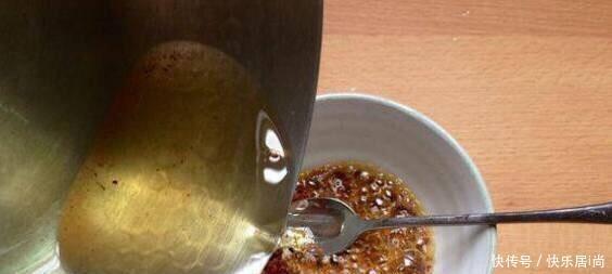 鸡皮|只需要一种香料,加入白切鸡中,鸡皮会立刻变黄