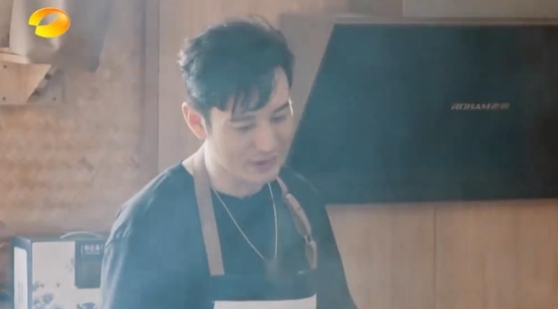  黄磊|黄晓明跟黄磊学做红烧肉，站旁边看得十分认真，原来都是为了baby