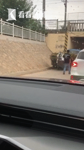 热心|老人拉车“被困”桥洞 热心小伙冲了上去...