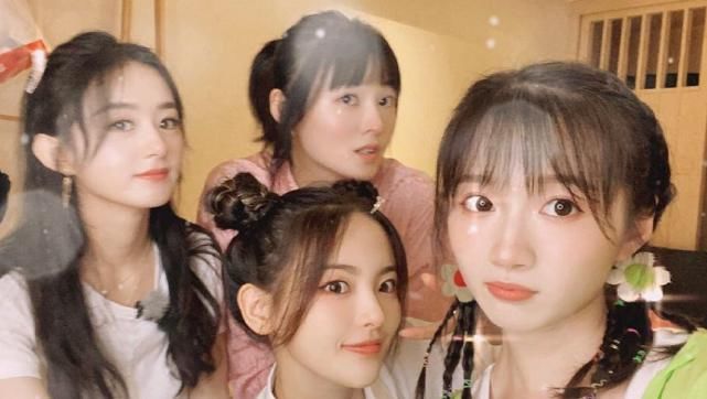  让人觉得很|《中餐厅》赵丽颖被小妹妹“求合照”，十级大眼滤镜下，32岁颜值令人崩溃