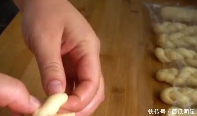  教你做|手把手教你做奶香麻花，简单无技巧，松软又拉丝，比面包还好吃