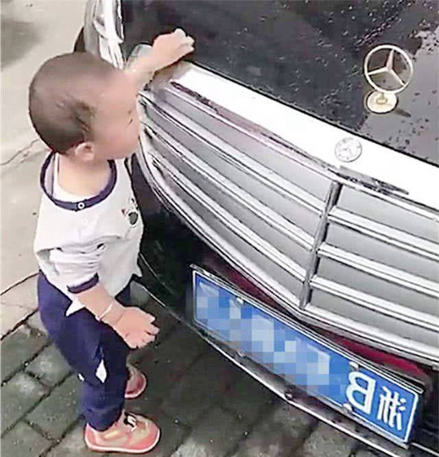 教养|男孩刮蹭豪车，留下这张字条爆红网络：教养是最顶级“炫富”