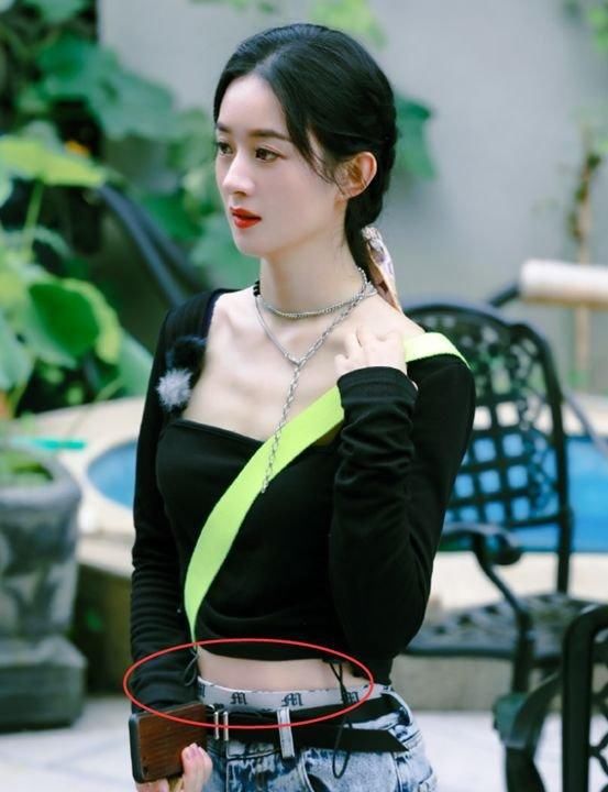  再露|谜之审美太难懂？赵丽颖《中餐厅》再露内裤边，3年前也是这样穿