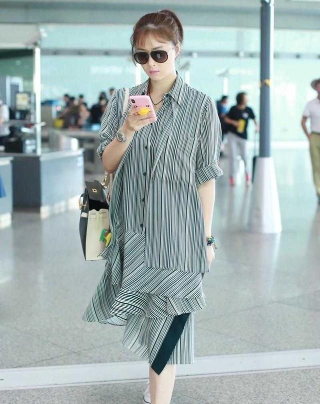  机场|蒋欣早该这样穿，条纹衬衫连衣裙配小白鞋走机场，显瘦10斤不止
