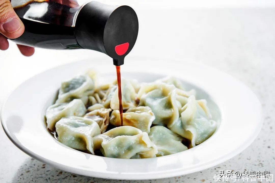 吃饭加醋和不醋哪个身体更健康(吃饭爱加醋和不加醋的人，谁更健康？真相令人意外)