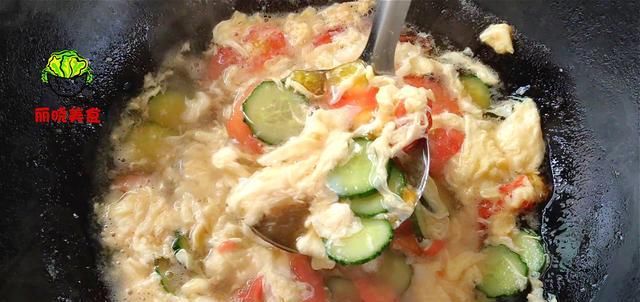  试试|黄瓜别凉拌了，试试这做法，淋入2个鸡蛋，营养又鲜嫩，太美味了