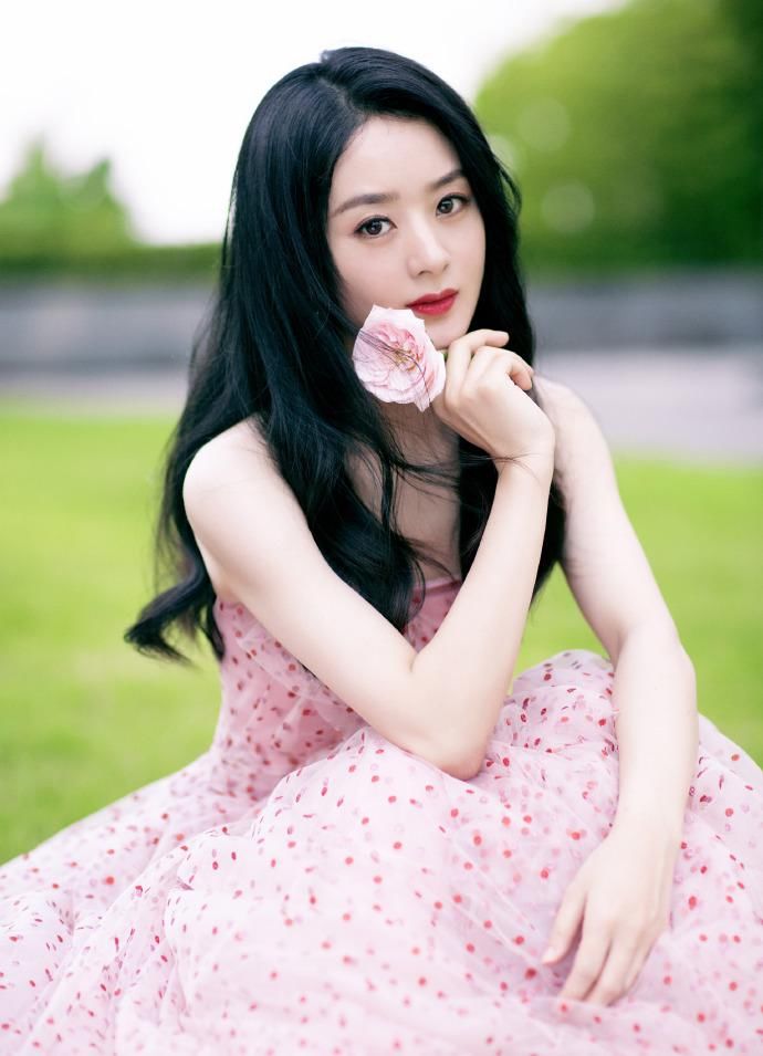 身姿|赵丽颖懒理争议照常营业,穿粉色波点裙秀婀娜身姿,手持鲜花人比花娇