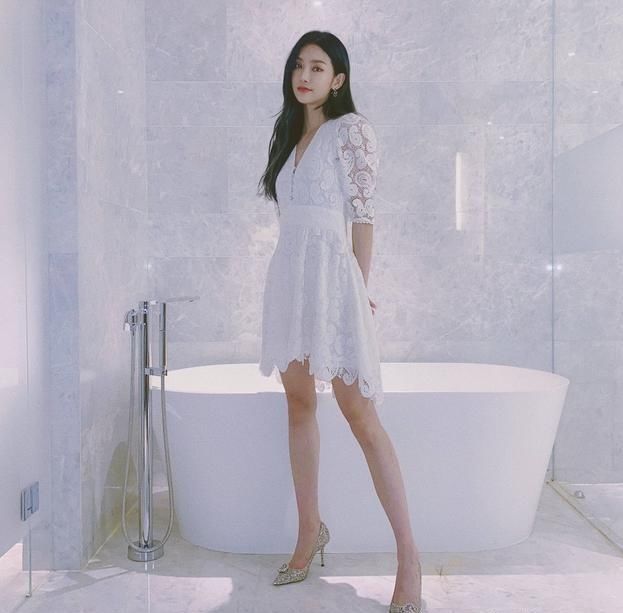  会显得比较|曾可妮女团造型不要太好看，少女心首饰迷人亮眼，减龄穿搭学起来