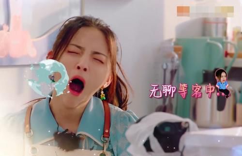  节目中|杨超越录中餐厅打瞌睡，被赵丽颖当场抓包，她的反应太真实