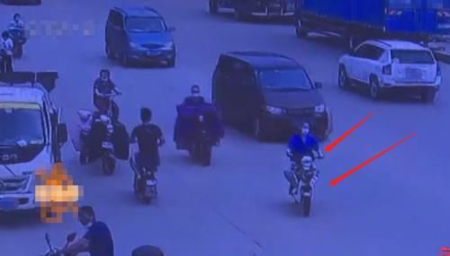  车主|电动车闯机动车道被撞，要求车主赔3000，交警：你是全责