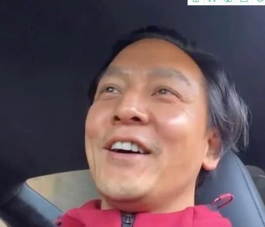 变白|45岁吴彦祖近照曝光,秃顶秃成苏大强,头发变白面容憔悴!