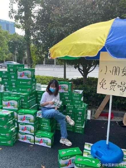 女生|女生中奖1吨娃哈哈送小朋友 网友：我是240个月的小朋友