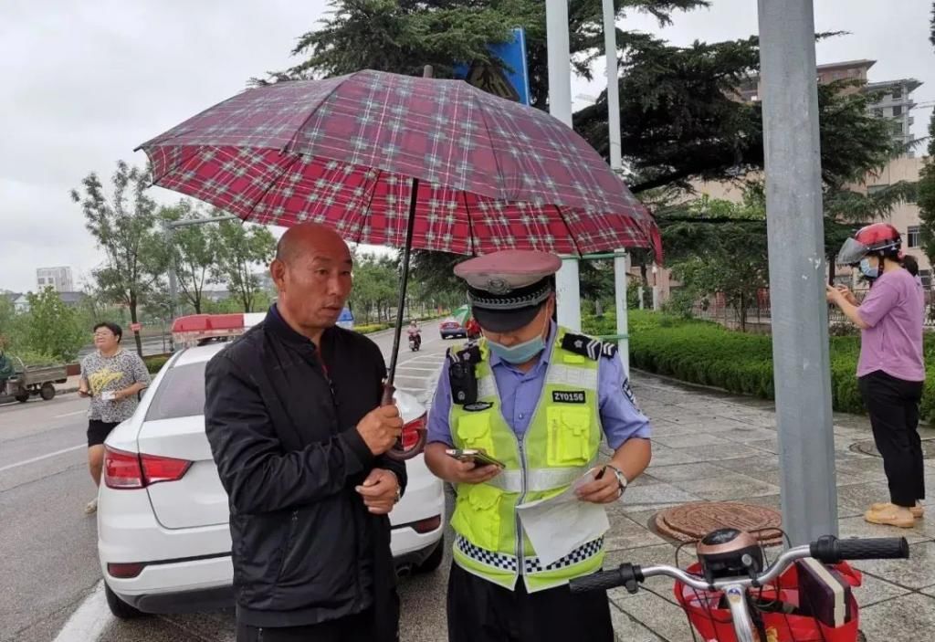  电动|一致好评丨招远交警冒雨走上街头帮电动自行车上牌!
