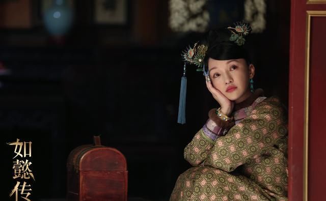  女士|周迅首封惊世而来，黑白大片难掩出尘姿容，网友：热心市民周女士