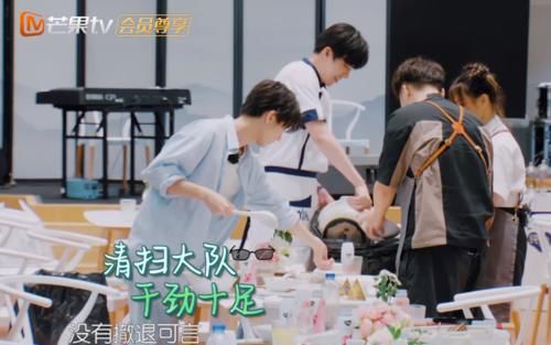  王俊凯|《中餐厅》备800份菜，赵丽颖切菜到手麻，王俊凯的表现，却大不相同