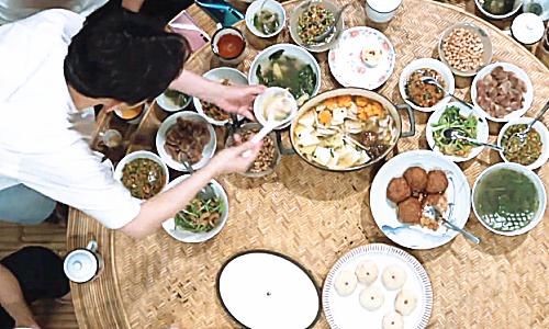 何炅|黄磊做菜“翻车”,饭桌上无人问津,何炅尝了一口不愿吃第二次