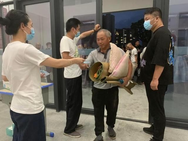  严防|严防“黑格比”｜工棚不安全，都去避灾点吧，吃的喝的都准备好了