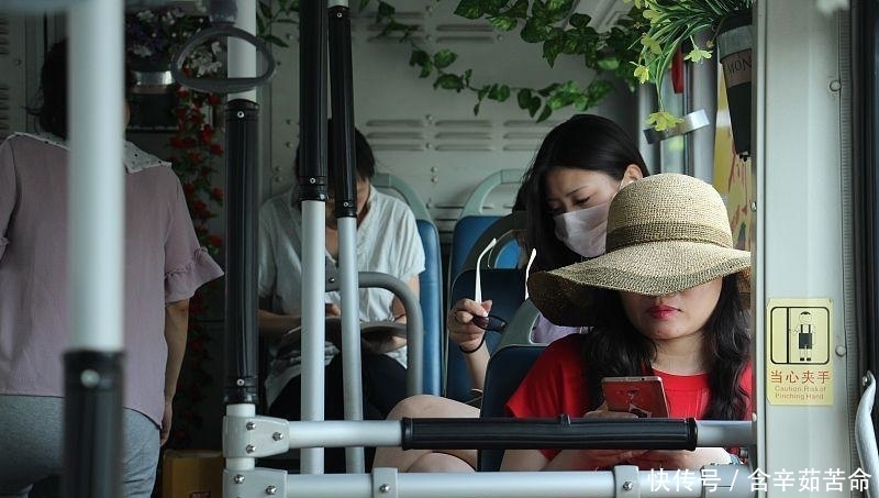 公交车|公交车上男子睡觉打呼噜, 一旁美女把”创可贴“贴在男子嘴巴上, 网友: 真香