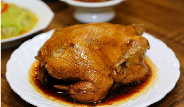  肚子里面|夏天，鸡最简单的做法，不放一滴水和油，太香了，比烤鸡还好吃