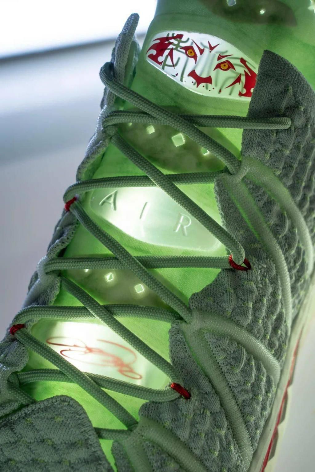 重回|为了重回王座，LeBron James 所需要的正是这双「玉玺」