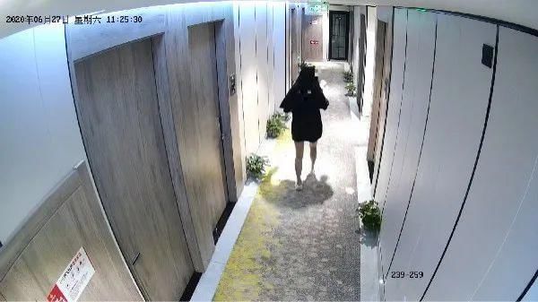  熟睡|塑料姐妹！女子趁闺蜜熟睡，竟拿走她手机悄悄做这事...