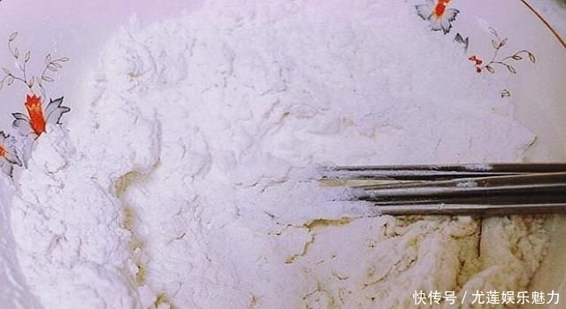 饺子|不要总是用面粉蒸面包。加一把韭菜和两个鸡蛋,比饺子好吃