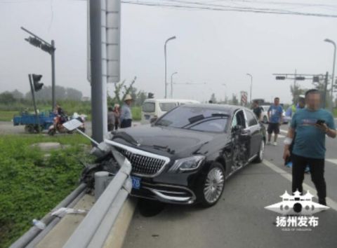  面包车|高邮一“脱保”面包车撞上百万“迈巴赫” 司机当场吓哭