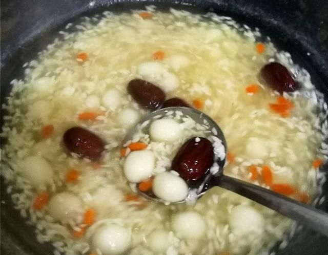 吃法|酒酿汤圆,你们那有这种吃法吗?补血养颜,香甜Q弹,超简单。