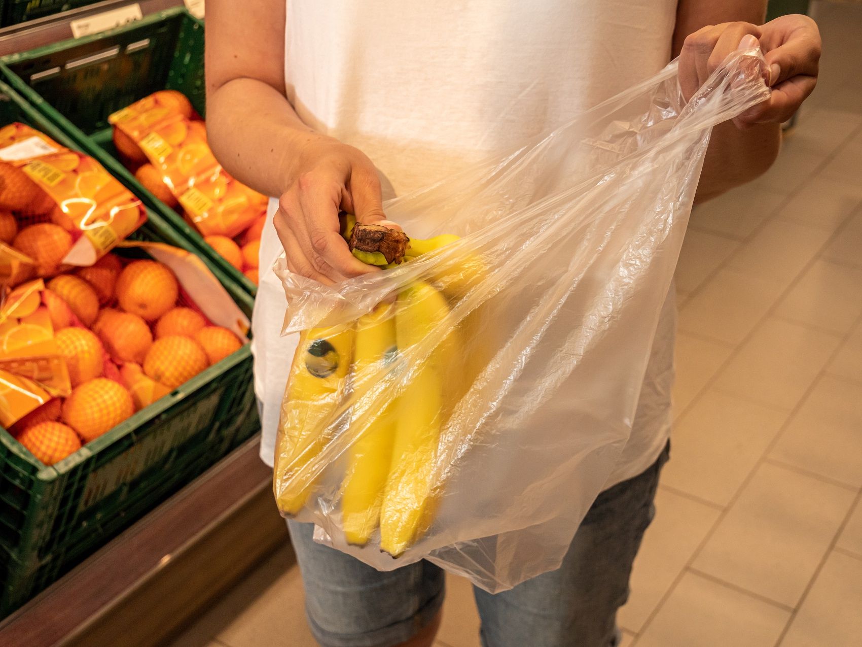 “禁塑令”再收紧！新西兰成首个将一次性塑料食品袋纳入禁塑对象国家，居民：影响不大，纸袋也一样用