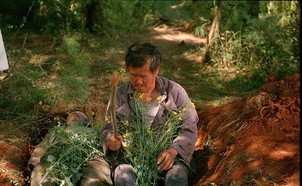 老刘|背一具遗体千里还乡:这部十年前的电影,现在还是国产公路片巅峰