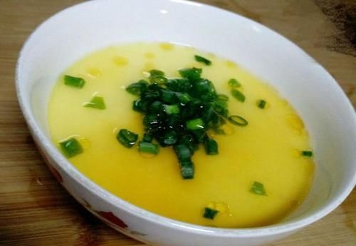 牢记|蒸鸡蛋羹，直接水的做法是不对的，牢记这1点，鸡蛋羹滑嫩