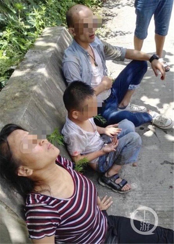  倒扣|轿车冲出桥面倒扣在河里，后车上的两人紧急救人……