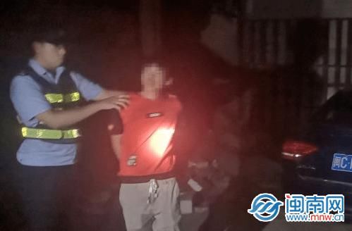  警员|石狮：男子醉驾冲关 撞伤两名警员！