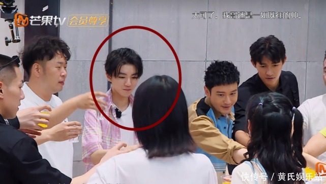 橙汁|王俊凯回归《中餐厅》,用餐别人都喝橙汁,看他用盆子喝的啥懵了