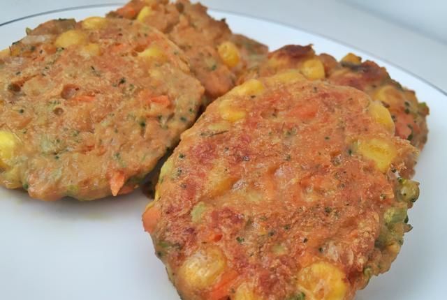 趁热|蔬菜鸡肉饼,营养丰富又健康,外面酥脆内里香软,趁热吃非常香