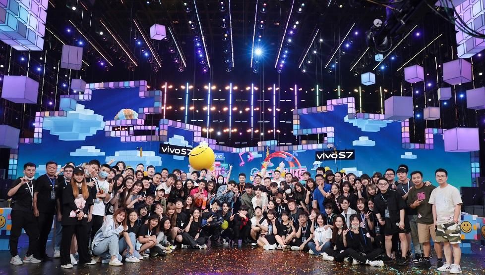  显眼|《快本》大合照，蔡徐坤站位超显眼，我却只关注他旁边的baby