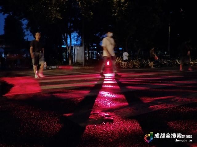  城市|全国首创“安全过街神器”现身成都 夜间过街心不虚了