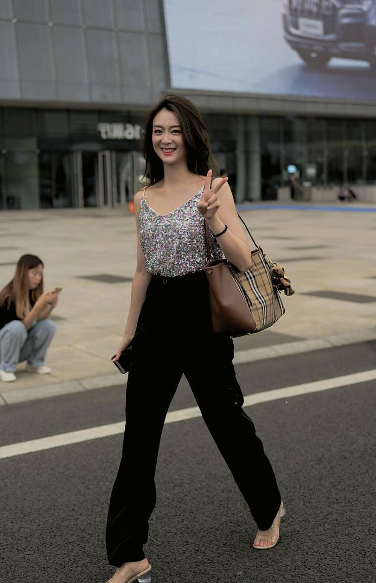 拥有|拥有大长腿不是梦,告别传统穿搭吧,阔腿裤带你引领时尚圈!