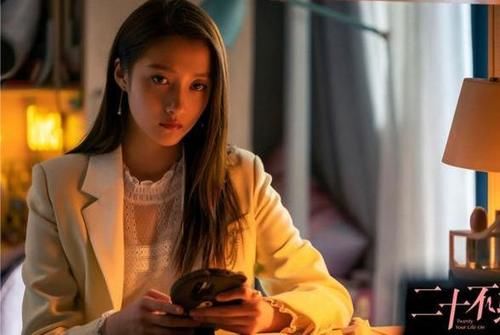  壮实|关晓彤再次证明肩宽骨架大吃大亏，《二十不惑》她身板太显壮实了