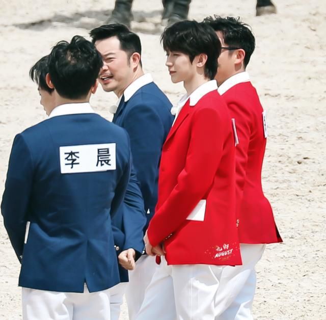  保护|跑男全员穿马术服，没有了瘦身滤镜的保护，郑恺的身材藏不住了