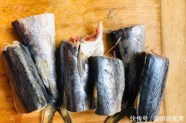  肉质|你炖的鲅鱼又腥肉还老别直接加水炖，2个小秘诀，鲜香无腥味